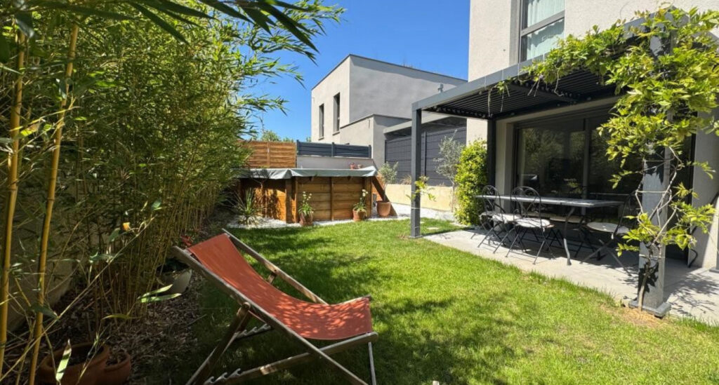 Maison mitoyenne chic et choc